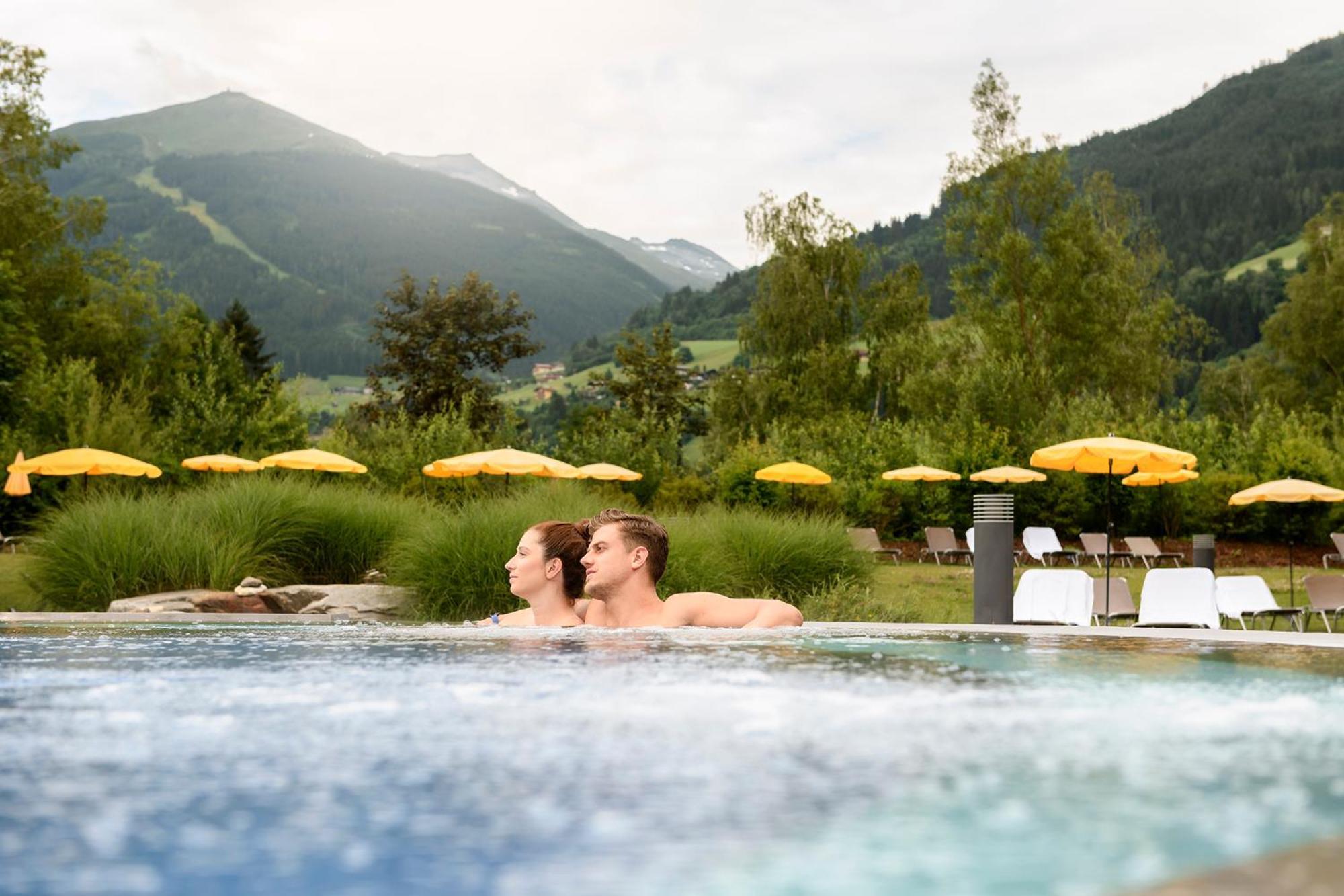 באד הופגסטין Aktiv- & Gesundheitsresort Das Gxund - Thermeneintritt Inklusive מראה חיצוני תמונה